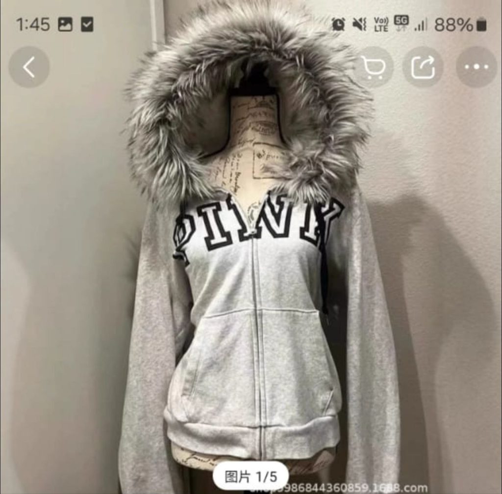 Серое пальто с меховой отделкой