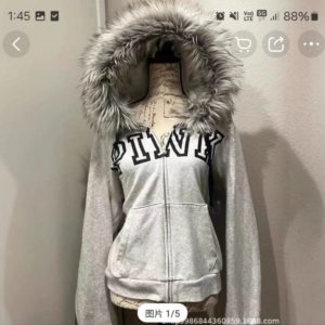 Серое пальто с меховой отделкой