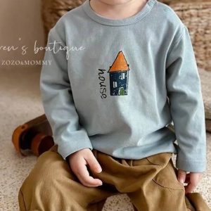 Осенняя детская футболка с длинными рукавами, выполненная из мягкого и комфортного материала. Дизайн — яркий винтажный принт в разных цветах, подходит как для мальчиков, так и для девочек.