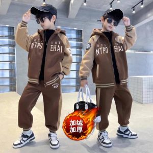 Тёплый детский спортивный костюм в стиле колледж — толстовка с подкладкой и штаны. Идеален для активного отдыха осенью и зимой.