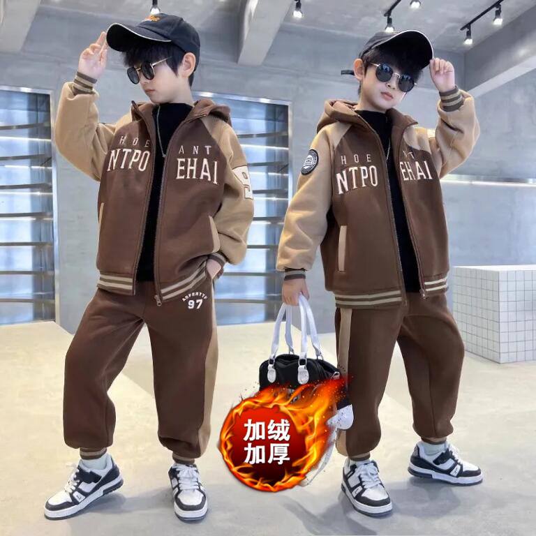 Тёплый детский спортивный костюм в стиле колледж — толстовка с подкладкой и штаны. Идеален для активного отдыха осенью и зимой.