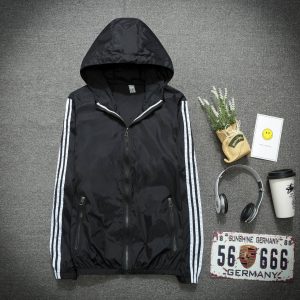 Лёгкая летняя защита: ультратонкая, дышащая, длинная солнцезащитная куртка — для него и для неё. Идеально подходит для спорта или в качестве прохладной накидки летом.