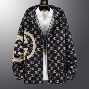 Куртка-худи с принтом в европейском стиле — стильная, приталенная, с капюшоном. Идеальна для осени и повседневных образов.