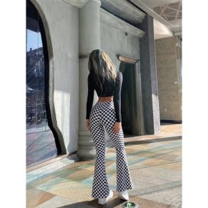 Женские облегающие брюки в клетку — высокая посадка, подчёркивающая фигуру, с эластичной тканью, подходящей для фитнеса и йоги.