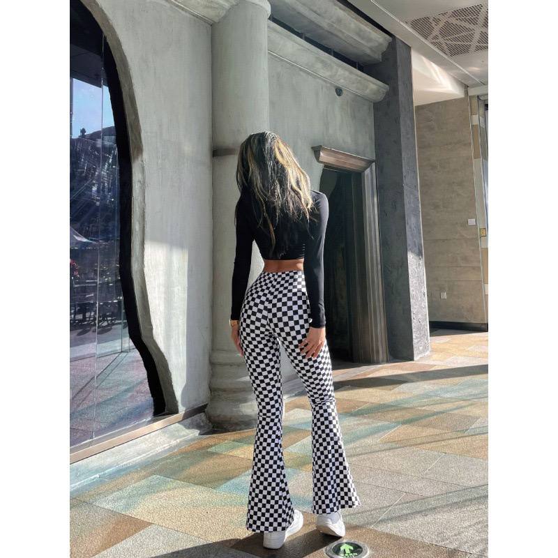 Женские облегающие брюки в клетку — высокая посадка, подчёркивающая фигуру, с эластичной тканью, подходящей для фитнеса и йоги.