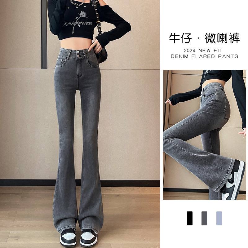 Женские джинсы с высокой посадкой и двойной застёжкой — тёплый летний вариант с эластичной тканью, подчёркивающей фигуру.