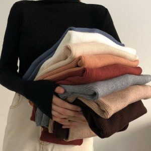 Женский облегающий свитер с высоким воротником — идеален для осенне-зимнего сезона, обеспечивая тепло и комфорт.