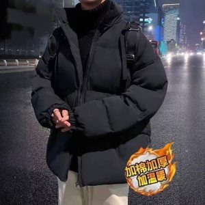 Мужская зимняя утеплённая куртка-пуховик с высоким воротником, свободного кроя. Стильная, тёплая и удобная — идеально подходит для холодной погоды.