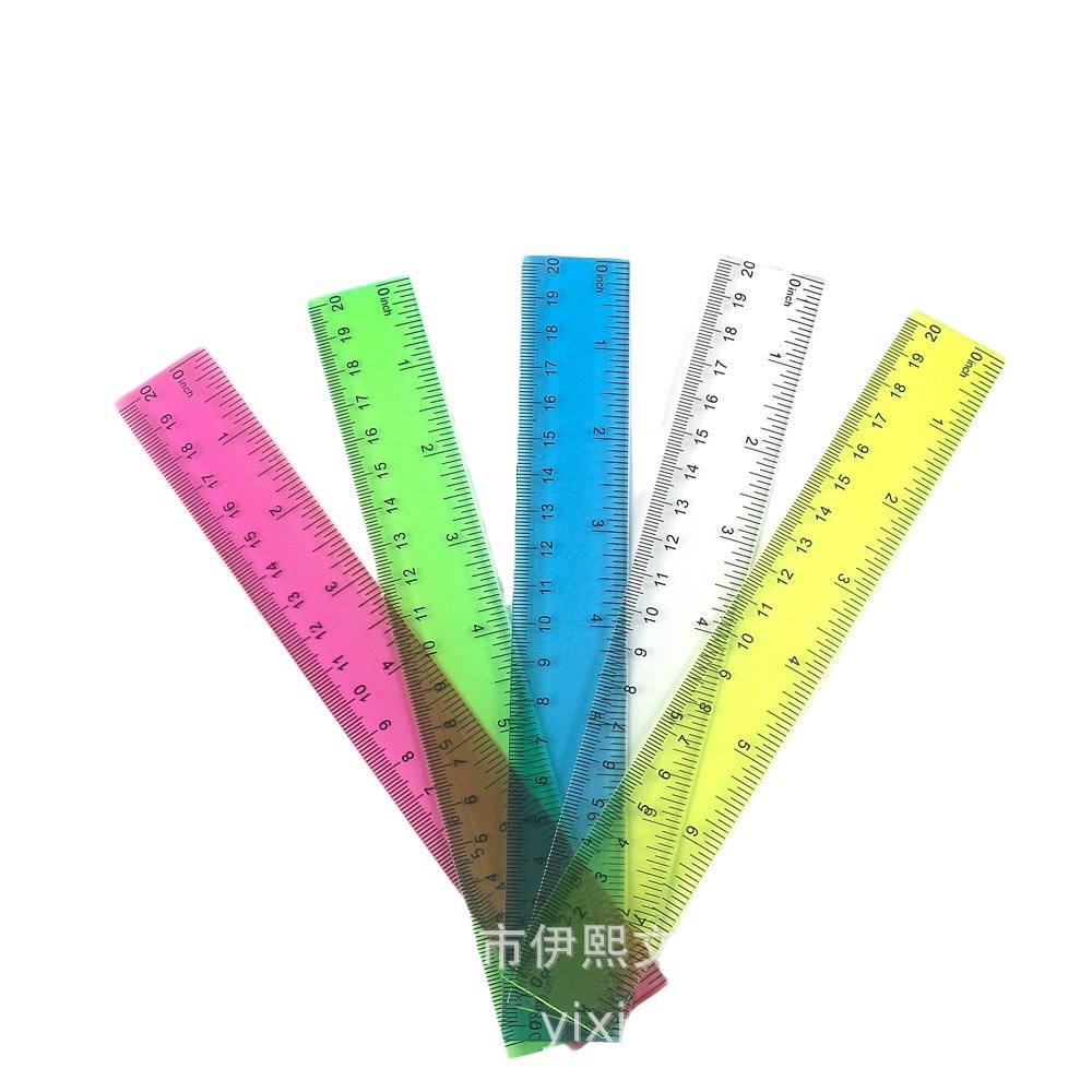 Пластиковая линейка 20 см — яркая и прочная, идеально подходит для школьников.