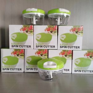 Ручной мини‑чоппер с тягой: эффективно измельчает чеснок, лук, овощи, орехи и мясо. Пищевой пластик, нержавеющие лезвия, компактный и портативный, без питания — идеально для дома и поездок.