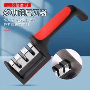 Трёхступенчатый ручной точильный станок (3‑Stage Knife Sharpener) — быстрый, компактный и удобный инструмент для заточки кухонных ножей и ножниц в домашних условиях, особенно полезен в общежитиях и компактных помещениях.