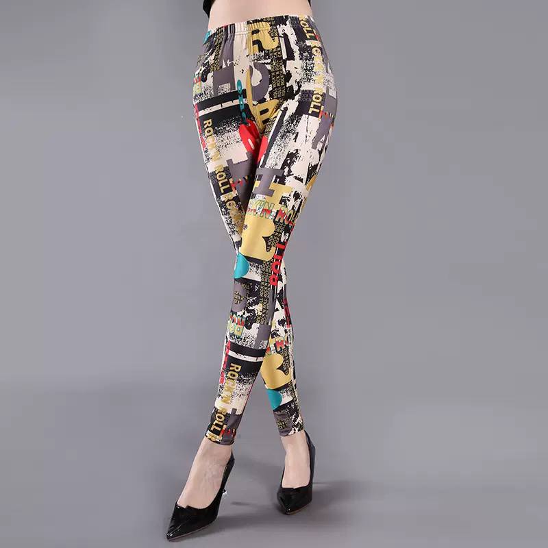 Женские леггинсы с газетным принтом — стиль, функциональность и комфорт в одном.