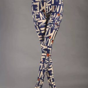 Женские леггинсы с газетным принтом — стильная находка для любительниц модных и смелых образов.