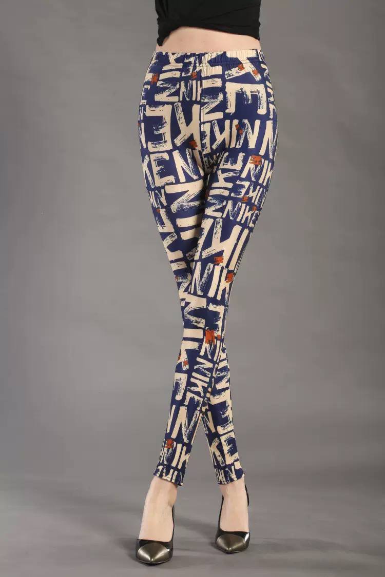 Женские леггинсы с газетным принтом — стильная находка для любительниц модных и смелых образов.