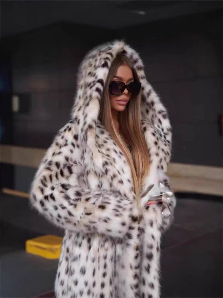 Двустороннее леопардовое пальто с капюшоном IAMGIA в стиле Y2K — уютно, тепло, выразительно. Идеально для модных образов осень‑зима.