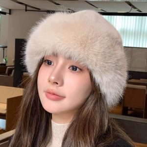 Женская шапка-ушанка из искусственного меха — стильный и практичный аксессуар для осени и зимы.