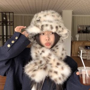 Женская шапка с леопардовым принтом, выполненная из искусственного меха, предназначенная для осени и зимы.