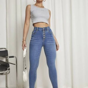 Женские джинсы с высокой талией и пуговицами.