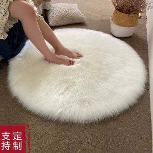 Круглый пушистый коврик в скандинавском стиле — имитация овчины: мягкий, плюшевый, уютный. Идеально подойдёт к кровати или на подоконник для создания тёплой атмосферы дома.