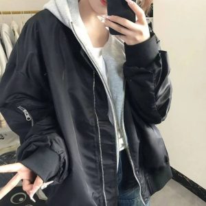 Женская чёрная утеплённая бомбер‑куртка в ретро‑американском стиле, с плотной подкладкой, свободным фасоном и универсальным дизайном — отличный выбор для повседневной зимней носки.