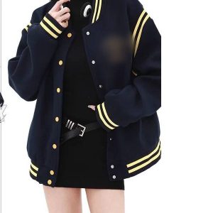 Женская куртка-бомбер в корейском стиле. Свободный крой подойдёт для миниатюрных фигур, универсальная и легко сочетается с другими вещами — отличный выбор для повседневной носки.