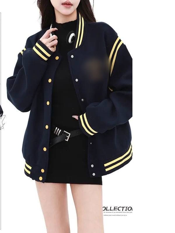 Женская куртка-бомбер в корейском стиле. Свободный крой подойдёт для миниатюрных фигур, универсальная и легко сочетается с другими вещами — отличный выбор для повседневной носки.