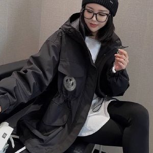 Женская ветровка: капюшон, свободный крой, подходит для миниатюрных и plus-size фигур, универсальна и практична.