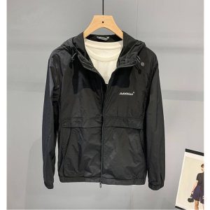 Лёгкая и стильная куртка для мужчин с капюшоном — отличный выбор для лета.