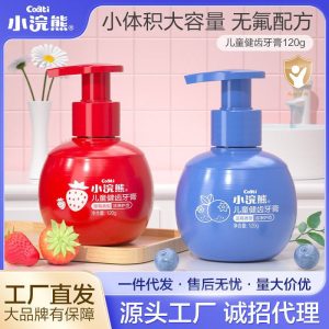 Детская зубная паста 'Маленький енот' с фруктовым ароматом. Без фтора, безопасна для детей, освежает дыхание и бережно очищает зубы.