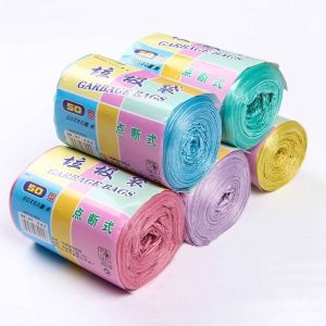 Экологически чистый мусорный пакет в рулоне. Плотный, не протекает, удобен для хранения и повседневного применения.