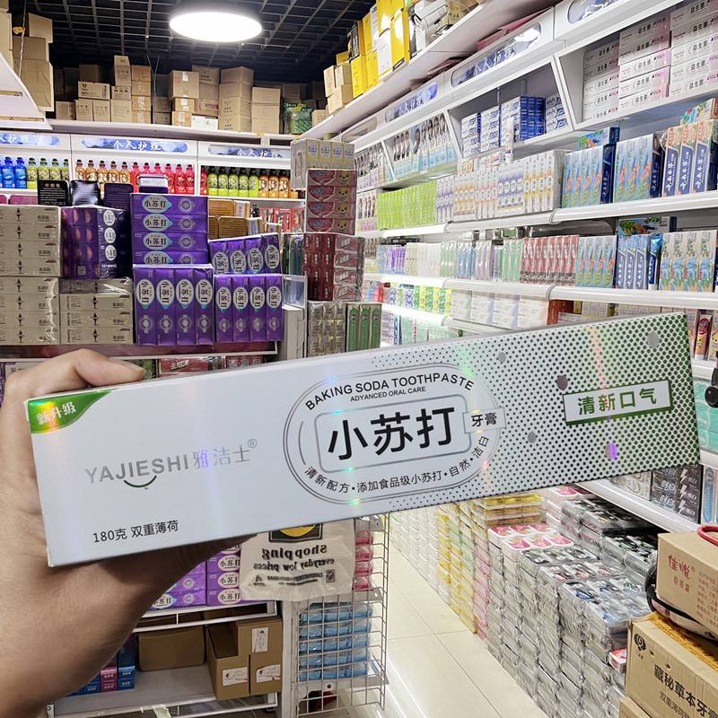 Отбеливающая зубная паста на основе соды. Эффективное очищение и свежее дыхание.