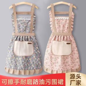 Стильный кухонный фартук-комбинезон из плотной ткани. Удобный, износостойкий, для дома и работы.