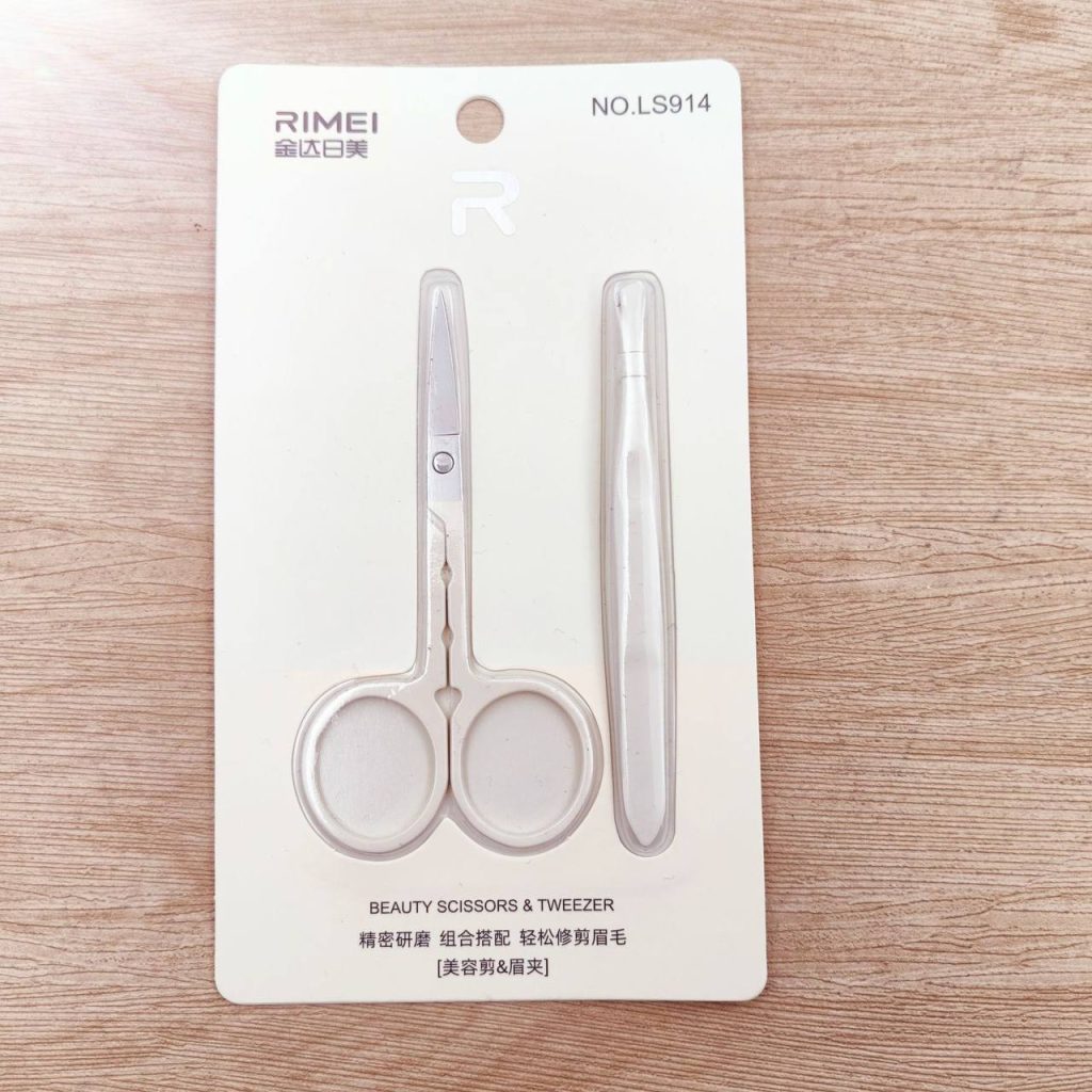 Универсальный набор: острые ножницы и точный пинцет для гигиенических и косметических процедур.