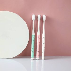 Зубная щётка с мягкой щетиной — бережный уход за полостью рта каждый день.