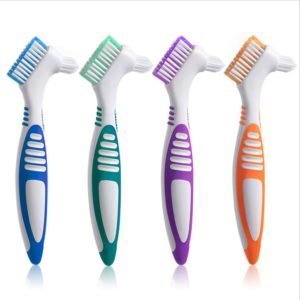 Цветные стоматологические щётки для чистки зубных протезов. Эффективны для ухода и поддержания гигиены.